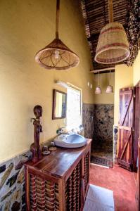 A kitchen or kitchenette at Les bungalows d'Ambonara