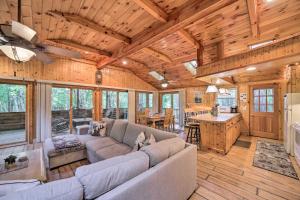 Χώρος καθιστικού στο Cozy Lake Toxaway Escape with Deck, Fire Pit and Grill