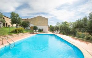 duży niebieski basen przed budynkiem w obiekcie Stunning Home In San Marco Argentano w mieście San Marco Argentano +37 zdjęć