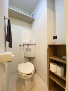 een badkamer met een wit toilet in een kamer bij Easy Access to downtown area, Sapporo Dome AMS503 in Sapporo