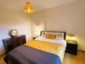 Posteľ alebo postele v izbe v ubytovaní Chambres d'hôtes Saint-Hélen