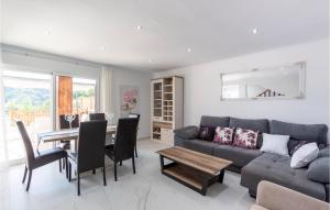 Χώρος καθιστικού στο 3 Bedroom Stunning Home In Mezquitilla