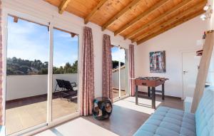 Χώρος καθιστικού στο 3 Bedroom Stunning Home In Mezquitilla +43 φωτογραφίες
