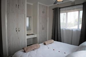1 dormitorio con 1 cama con 2 toallas en Uitspan, en St Lucia