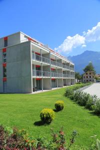 un edificio de apartamentos con césped delante en Wohntel - wohnen wie im Hotel, en Sevelen