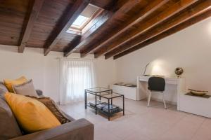 Gallery image of Lovely Mansard Iseo Portelle Holiday da Barbara - private parking & bike storage in Iseo