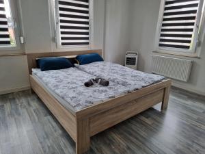 einem Hund, der in einem Schlafzimmer auf einem Bett liegt in der Unterkunft B&R Apartment in Humboldtstraße in Nürnberg