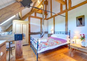 Llansawel的住宿－Threshing Barn，一间带一张床的卧室,位于带木制天花板的房间内