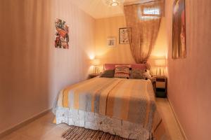 una piccola camera con un letto con due lampade di Villetta Cicciuli ad Altavilla Milicia
