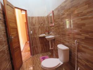 y baño con aseo, lavabo y ducha. en Alameda dos Coqueirais, en Icaraí