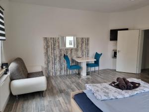 Zimmer mit einem Bett, einem Tisch und einem Stuhl in der Unterkunft B&R Apartment in Humboldtstraße in Nürnberg