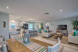 een woonkamer en een keuken met een tafel en stoelen bij Updated Family Beach Retreat Less Than 3 Mi to Ocean! in Jensen Beach