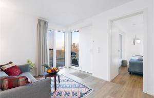 ein Wohnzimmer mit Sofa und Tisch in der Unterkunft Cozy Home In Lembruchdümmer See in Lembruch