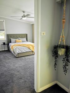 - une chambre avec un lit et un ventilateur de plafond dans l'établissement Rare Find! 5-Bedroom Home with Pool and Pool Table, à Muswellbrook
