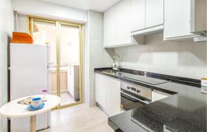 Kuchyň nebo kuchyňský kout v ubytování Stunning Apartment In Santa Pola