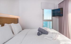 Posteľ alebo postele v izbe v ubytovaní Enorme Ammos Beach Resort