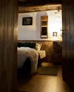 um quarto com uma cama e um lavatório num quarto em Sasfészek Pihenő em Kőszegszerdahely