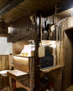 eine Küche mit einem Holzofen in einem Zimmer in der Unterkunft Sasfészek Pihenő in Kőszegszerdahely