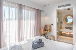 Posteľ alebo postele v izbe v ubytovaní Enorme Ammos Beach Resort