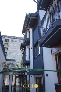 ein blaues Gebäude mit Balkon auf der Seite in der Unterkunft Hotel Credo in Prizren