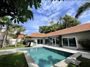 - une piscine dans l'arrière-cour d'une maison dans l'établissement Pool villas with big garden and near Jomtien beach 600 meters, à Jomtien Beach