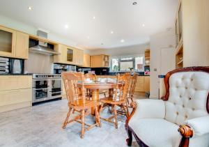 a kitchen with a wooden table and chairs at Talar Wen in Templeton