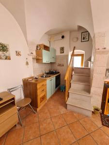 cocina con escalera y lavabo en una habitación en La casetta di Antonella, en Locorotondo