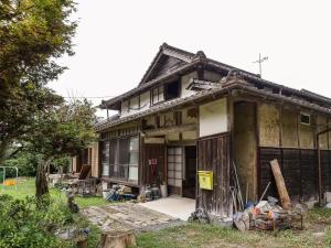 an old house that is sitting in the yard at 竜野園藝 in Kamimashiki
