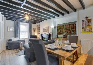 a living room with a dining room table and chairs at Ty Manod in Blaenau-Ffestiniog