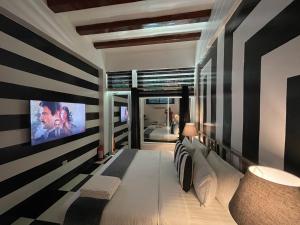 ein Schlafzimmer mit schwarzen und weißen Streifen an der Wand in der Unterkunft Italy Condotel Darasa in Tanauan
