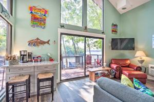 una sala de estar con un sofá y una mesa en 2 Mi to Margaritaville Lake of the Ozarks Home!, en Osage Beach