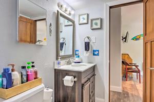 un baño con lavabo y espejo en 2 Mi to Margaritaville Lake of the Ozarks Home!, en Osage Beach 32 fotos más