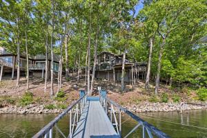 una casa a orillas de un río con muelle en 2 Mi to Margaritaville Lake of the Ozarks Home!, en Osage Beach