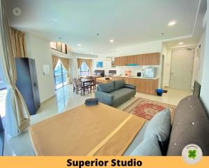 sala de estar con sofá y cocina en Pacific Tower Petaling Jaya By Shamrock, en Petaling Jaya