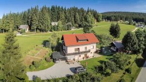 een luchtzicht op een huis met een rood dak bij Apartment Panorama in Zreče