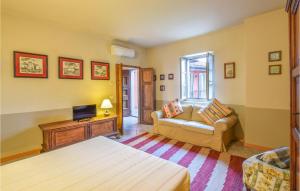Pokój z łóżkiem, kanapą i telewizorem w obiekcie Cozy Apartment In Carcegna Di Miasino No w mieście Pettenasco