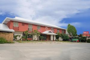 un edificio rojo al lado de una calle en OYO 579 Anisabel Suites, en Davao City