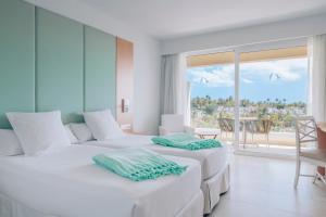 Postel nebo postele na pokoji v ubytování Iberostar Waves Playa Gaviotas All Inclusive