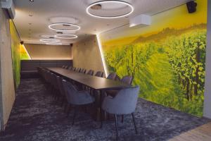 Sporthotel Kurz في أوبربوليندورف: قاعة المؤتمرات مع طاولة وكراسي طويلة