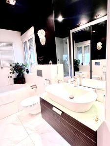 a white bathroom with a sink and a toilet at Piso en el centro, Lujos a tu alcance, NYC in Zaragoza