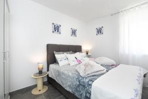 Posteľ alebo postele v izbe v ubytovaní Apartment PATRICK with private pool + 17 fotografií