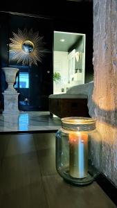 ein Glasgefäß mit einer Kerze in einem Zimmer in der Unterkunft Piso en el centro, Lujos a tu alcance, NYC in Saragossa