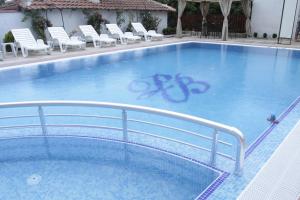 Bazén v ubytování Guest House Palazzo nebo v jeho okolí