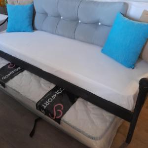 - un lit dans un salon avec un canapé dans l'établissement Sabbia Calda 7, à Perissa