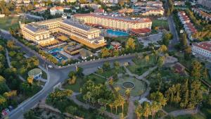 une vue aérienne sur une ville avec un bâtiment dans l'établissement Crystal De Luxe Resort & Spa - All Inclusive, à Kemer