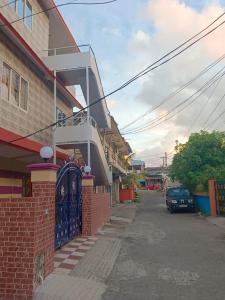 un bâtiment avec une porte bleue dans une rue dans l'établissement Sweet Mango Tree Homestay, à Port Blair