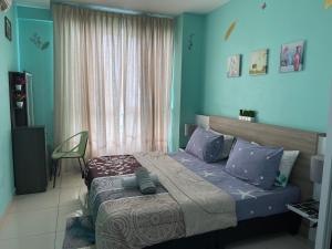 1 Schlafzimmer mit 2 Betten mit blauen Wänden und einem Fenster in der Unterkunft Hejmo Suites in George Town