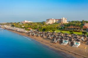 einem Luftblick auf den Strand in einem Resort in der Unterkunft Bellis Deluxe Hotel in Belek