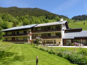 アレッシュにあるDuplex 2** pour 8 pers. au pied des pistes avec balcon, parking et équipements familials - FR-1-342-149の緑地中の大家