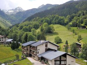 - une vue aérienne sur une maison dans une vallée avec des montagnes dans l'établissement Appartement Arêches-Beaufort, 2 pièces, 5 personnes - FR-1-342-155, à Arêches